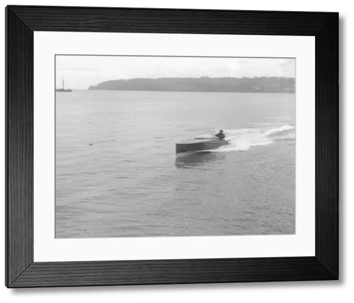 Framed Print : Unknown hydroplane underway, 1914. Creator: Kirk & Sons of Cowes Framed Print : Unknown hydroplane underway, 1914. Creator: Kirk & Sons of Cowes