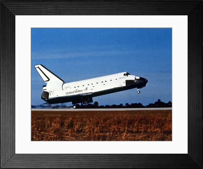 Framed Print : Space Shuttle Orbiter Discovery landing at Kennedy Space Center, Florida, USA, 1980s Framed Print : Space Shuttle Orbiter Discovery landing at Kennedy Space Center, Florida, USA, 1980s