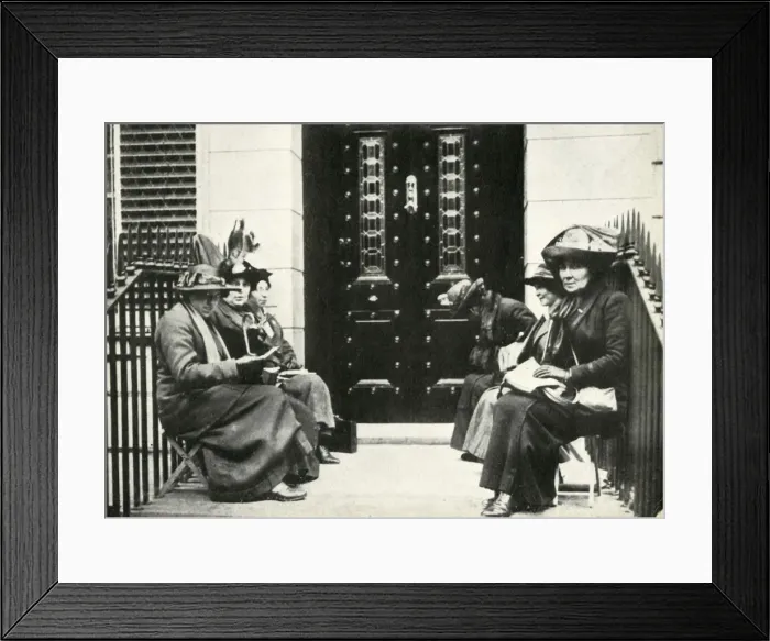 Framed Print : Suffragettes waiting on the doorstep of Sir Edward Carsons London home, 6 April 1914, (1947) Framed Print : Suffragettes waiting on the doorstep of Sir Edward Carsons London home, 6 April 1914, (1947)