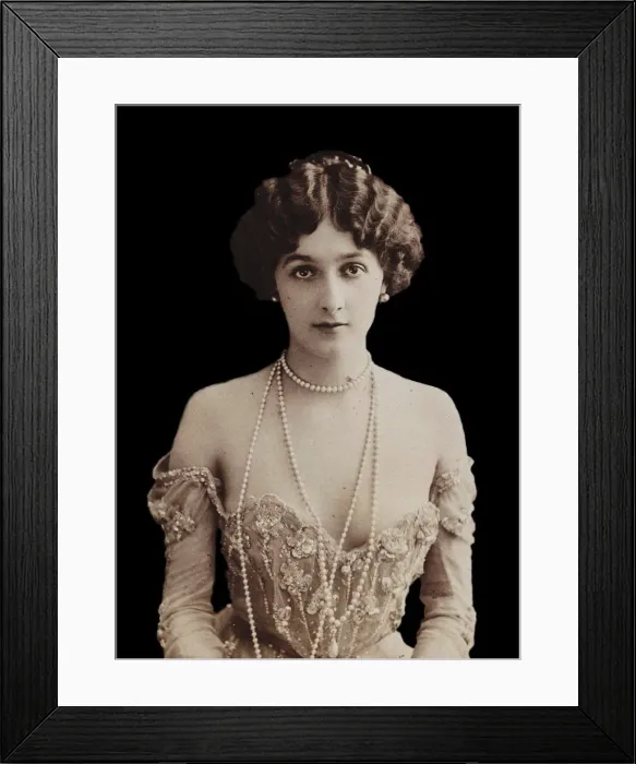 Framed Print : Portrait of the opera singer Lina Cavalieri (1874-1944). Creator: Photo studio Reutlinger, Paris Framed Print : Portrait of the opera singer Lina Cavalieri (1874-1944). Creator: Photo studio Reutlinger, Paris