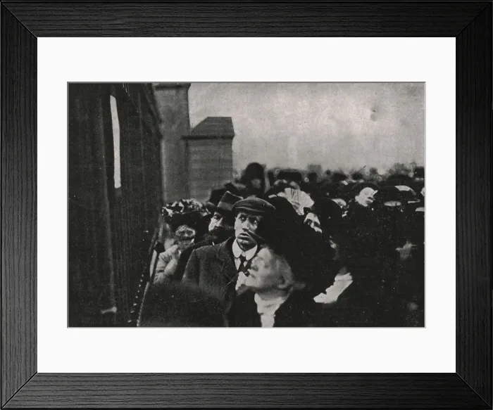 Framed Print : Official notification of the death of King Edward VII posted outside Buckingham Palace, May 1910 Framed Print : Official notification of the death of King Edward VII posted outside Buckingham Palace, May 1910