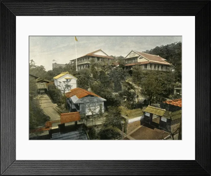 Framed Print : Un Hotel A Kioto, (Hotel at Kyoto), 1900. Creator: Unknown Framed Print : Un Hotel A Kioto, (Hotel at Kyoto), 1900. Creator: Unknown