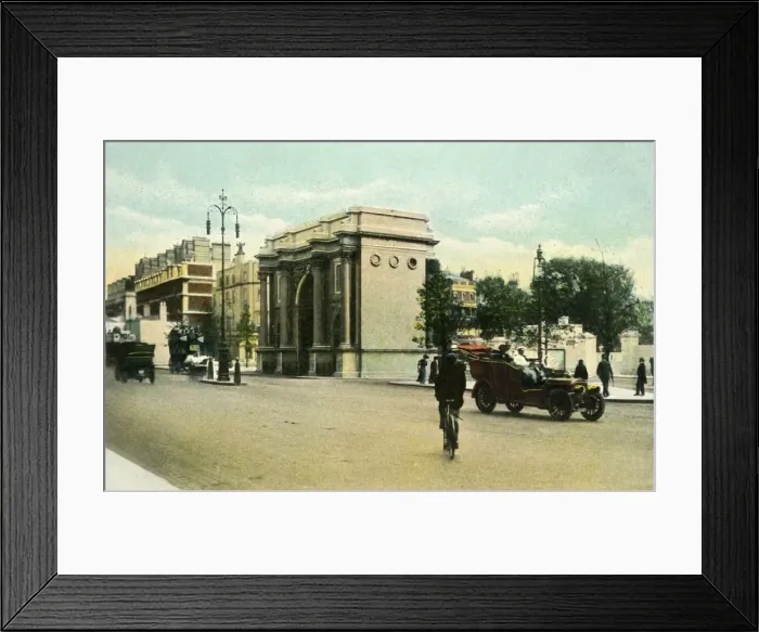 Framed Print : The Marble Arch, c1900s. Creator: Eyre & Spottiswoode Framed Print : The Marble Arch, c1900s. Creator: Eyre & Spottiswoode