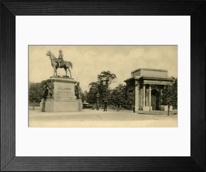 Framed Print : Wellington Monument, London, c1910. Creator: Unknown Framed Print : Wellington Monument, London, c1910. Creator: Unknown