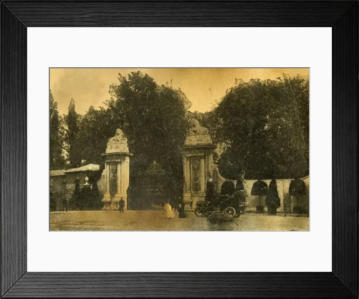 Framed Print : The Lion Gates, Hampton Court, London, 1910. Creator: Unknown Framed Print : The Lion Gates, Hampton Court, London, 1910. Creator: Unknown