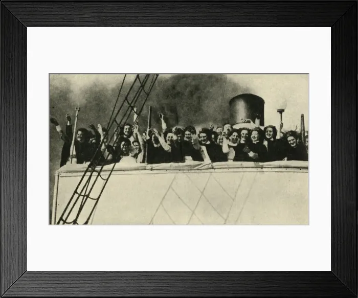 Framed Print : British Red Cross nurses on their way to the front, First World War, 1914, (c1920) Framed Print : British Red Cross nurses on their way to the front, First World War, 1914, (c1920)