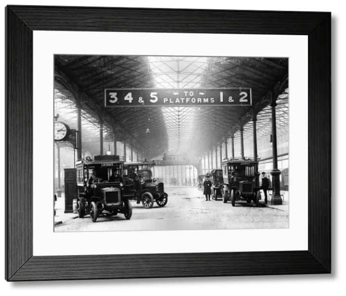 Framed Print : 1913 Charing Cross station. Creator: Unknown Framed Print : 1913 Charing Cross station. Creator: Unknown