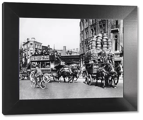 London street scene, early 1900s. Creator: Unknown