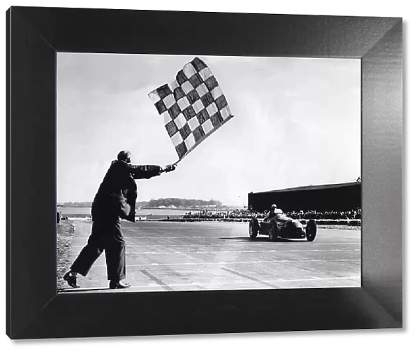 Alfa Romeo, Giuseppe Farina takes chequered flag, British Grand Prix at Silverstone 1950