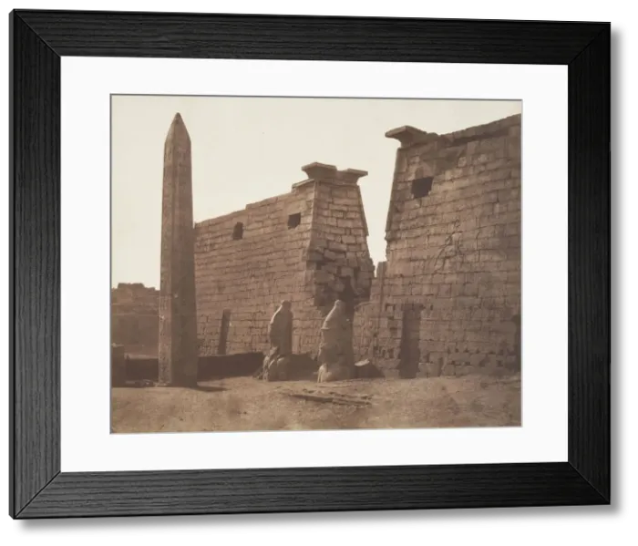Framed Print : Louksor (Thebes), Construction Anterieure - Pylone Colosses et Obé Framed Print : Louksor (Thebes), Construction Anterieure - Pylone Colosses et Obé