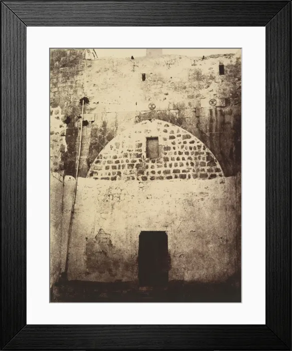 Framed Print : Ie Station. Jesus est condamne a mort. Une cour inté Framed Print : Ie Station. Jesus est condamne a mort. Une cour inté