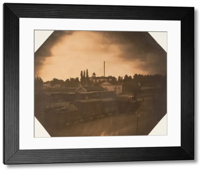 Framed Print : Station de Malines, Epreuve instantanee au passage d un train au soleil couchant Framed Print : Station de Malines, Epreuve instantanee au passage d un train au soleil couchant