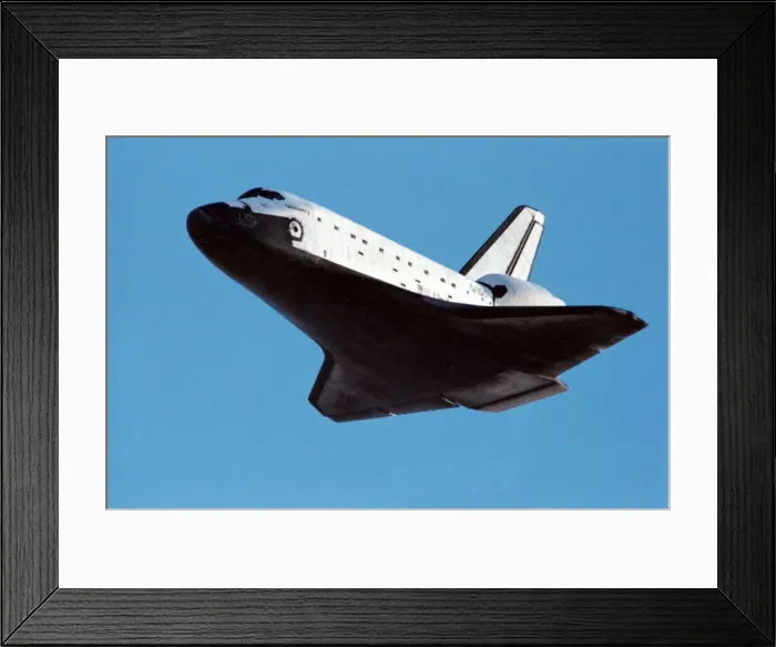 Framed Print : STS-31 on approach, Edwards Air Force Base, USA, April 29, 1990. Creator: NASA Framed Print : STS-31 on approach, Edwards Air Force Base, USA, April 29, 1990. Creator: NASA