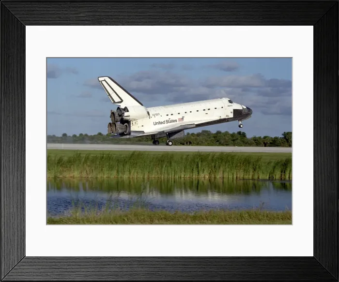 Framed Print : STS-86 Landing, Florida, USA, 1997. Creator: NASA Framed Print : STS-86 Landing, Florida, USA, 1997. Creator: NASA