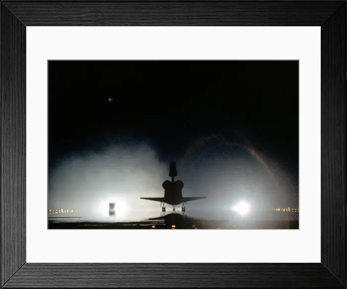 Framed Print : STS-93 landing, Kennedy Space Center, Florida, USA, July 27, 1999. Creator: NASA Framed Print : STS-93 landing, Kennedy Space Center, Florida, USA, July 27, 1999. Creator: NASA