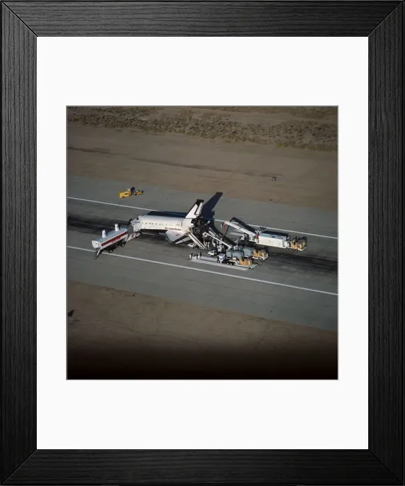 Framed Print : STS-58 post-landing scene as orbiter is serviced, California, USA, November 1, 1993 Framed Print : STS-58 post-landing scene as orbiter is serviced, California, USA, November 1, 1993