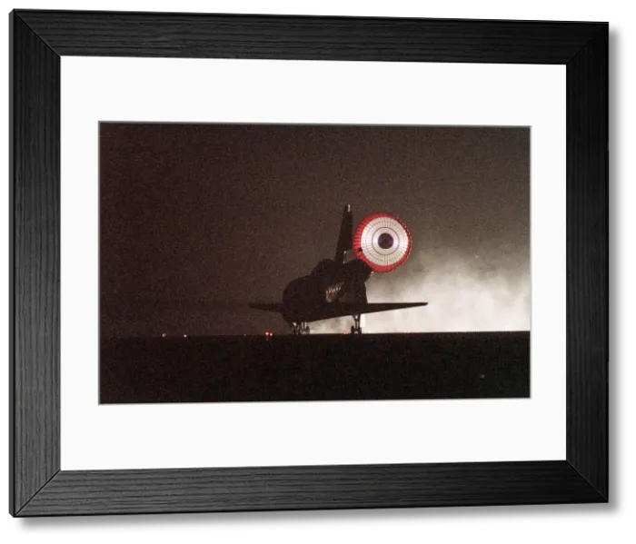 Framed Print : STS 106 Atlantis landing at Kennedy Space Center, Florida, USA, 2000. Creator: NASA Framed Print : STS 106 Atlantis landing at Kennedy Space Center, Florida, USA, 2000. Creator: NASA