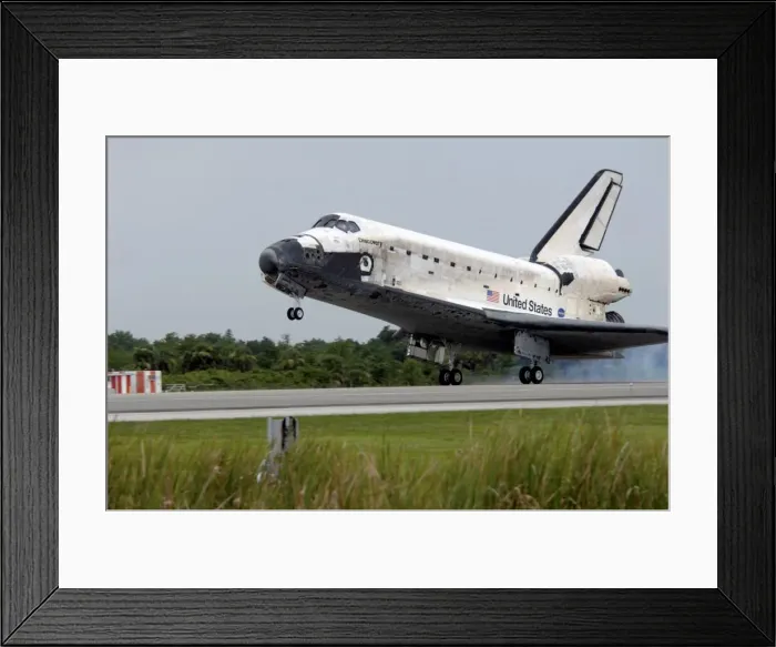 Framed Print : STS-121 landing, Kennedy Space Center, Florida, USA, July 17, 2006. Creator: NASA Framed Print : STS-121 landing, Kennedy Space Center, Florida, USA, July 17, 2006. Creator: NASA