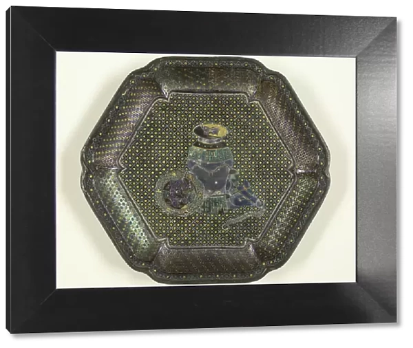 Dish with Images of Antiquities, late Ming (1368-1644) or early Qing dynasty