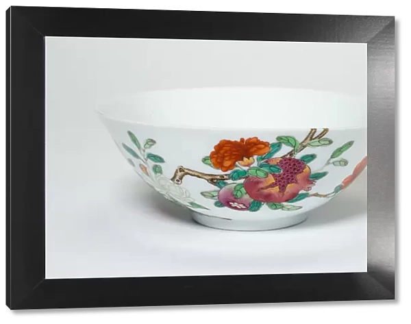 Bowl with Fruiting and Flowering Pomegranate Sprays, Qing dynasty