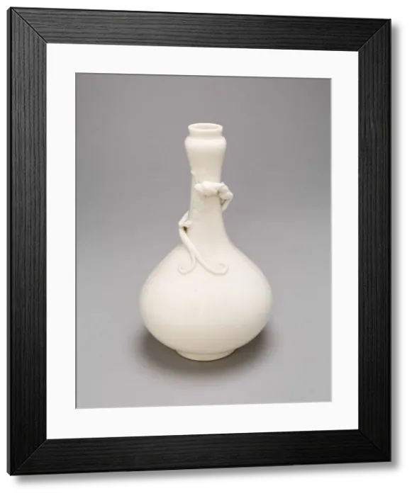 Framed Print : Bottle-Shaped Vase with a Lizard, Ming dynasty (1368-1644) or Qing dynasty, c Framed Print : Bottle-Shaped Vase with a Lizard, Ming dynasty (1368-1644) or Qing dynasty, c