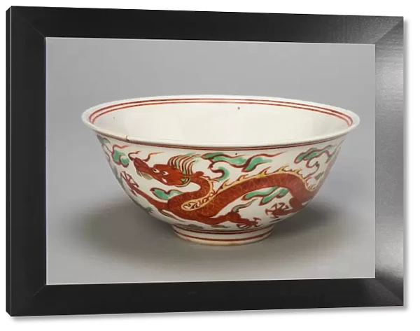 Bowl with Dragons Chasing Flaming Pearls amid Clouds, Ming dynasty (1368-1644)