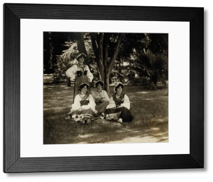 Framed Print : Italian women, between 1905 and 1915. Creator: Sergey Mikhaylovich Prokudin-Gorsky Framed Print : Italian women, between 1905 and 1915. Creator: Sergey Mikhaylovich Prokudin-Gorsky