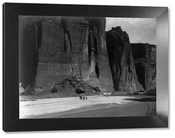 The cliffs, Canyon de Chelly, Ariz. c1905. Creator: Edward Sheriff Curtis