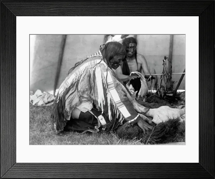 Framed Print : Hu Kalowa Pi-Removes the covering, c1907. Creator: Edward Sheriff Curtis Framed Print : Hu Kalowa Pi-Removes the covering, c1907. Creator: Edward Sheriff Curtis