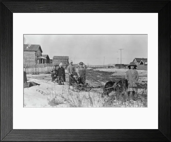 Framed Print : White children playing, between c1900 and c1930. Creator: Unknown Framed Print : White children playing, between c1900 and c1930. Creator: Unknown