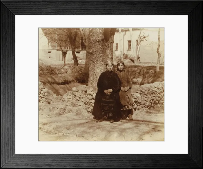 Framed Print : Jewish girls, Samarkand, between 1905 and 1915. Creator: Sergey Mikhaylovich Prokudin-Gorsky Framed Print : Jewish girls, Samarkand, between 1905 and 1915. Creator: Sergey Mikhaylovich Prokudin-Gorsky