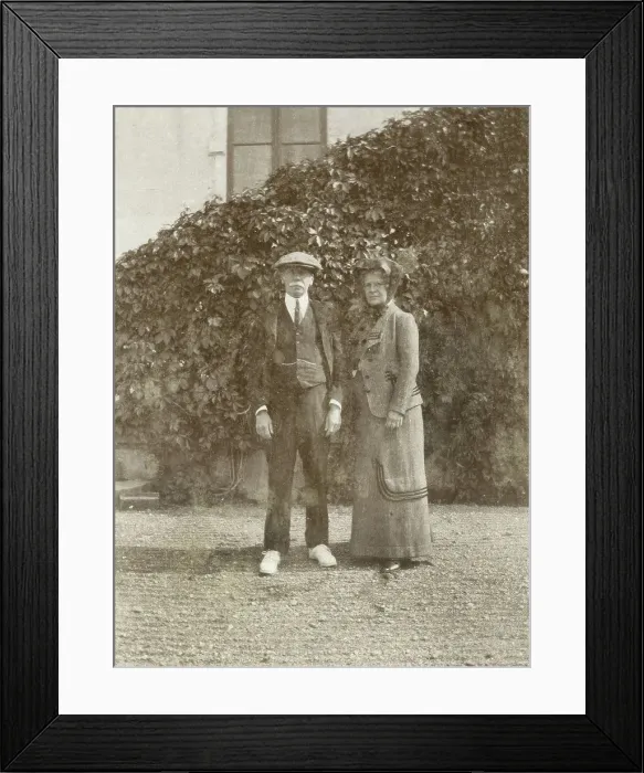 Framed Print : Portrait depicting Marchioness Caroline Lagergren and her brother Charles Russell in the... 1913. Creator: Unknown Framed Print : Portrait depicting Marchioness Caroline Lagergren and her brother Charles Russell in the... 1913. Creator: Unknown