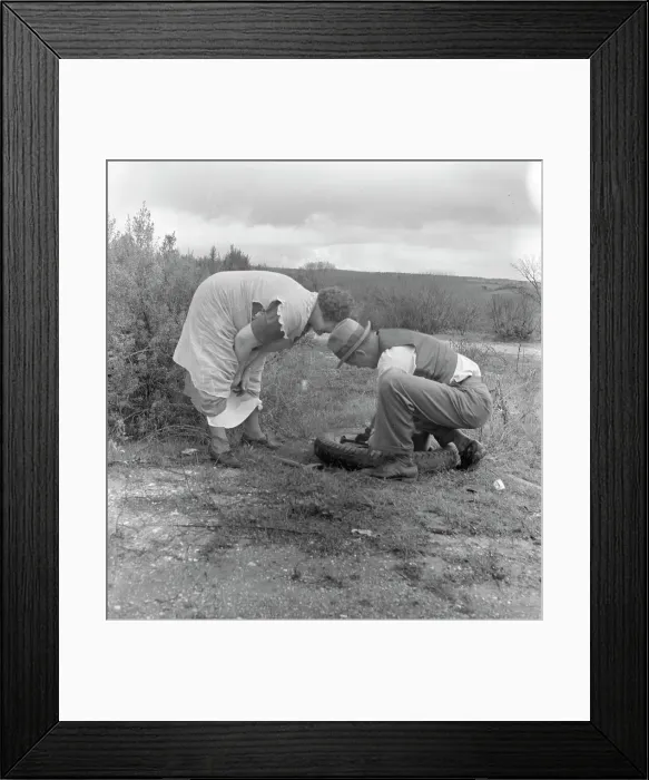 Framed Print : Migrant pea workers on the road with tire trouble, California, 1936. Creator: Dorothea Lange