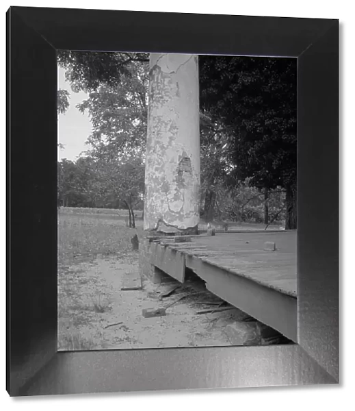 Decaying antebellum plantation, Greene County, Georgia, 1937. Creator: Dorothea Lange