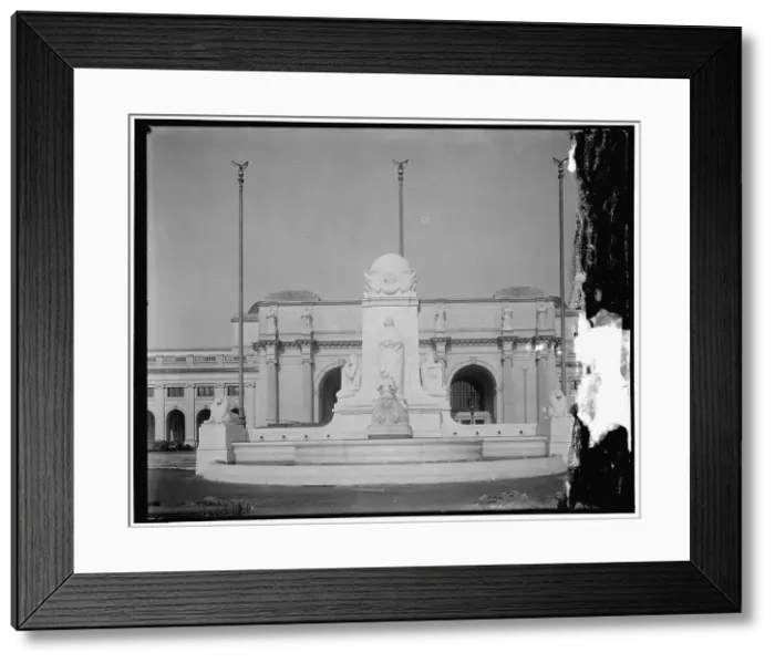 Framed Print : Columbus Memorial, with front of Union Station, between 1910 and 1920. Creator: Harris & Ewing. Columbus Memorial, with front of Union Station, between 1910 and 1920. Creator: Harris & Ewing Framed Print : Columbus Memorial, with front of Union Station, between 1910 and 1920. Creator: Harris & Ewing. Columbus Memorial, with front of Union Station, between 1910 and 1920. Creator: Harris & Ewing