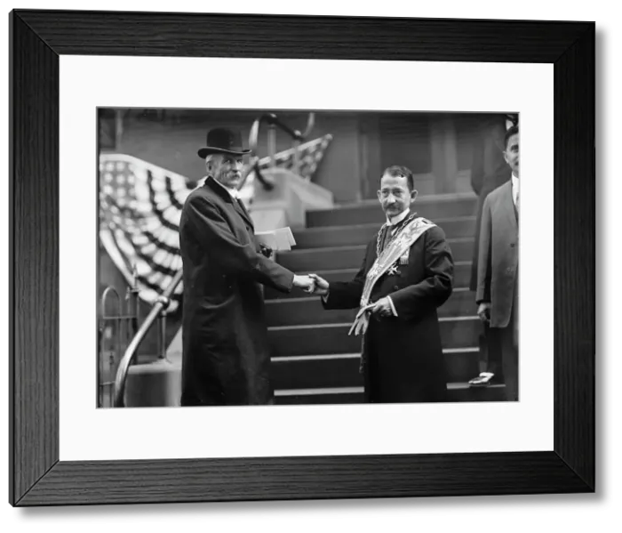 Framed Print : Mason's International Congress of 33rd Degree - Richardson Shaking Hands with Unidentified, 1912. Creator: Harris & Ewing. Mason's International Congress of 33rd Degree - Richardson Shaking Hands with Unidentified, 1912. Creator: Harris & Ewing Framed Print : Mason's International Congress of 33rd Degree - Richardson Shaking Hands with Unidentified, 1912. Creator: Harris & Ewing. Mason's International Congress of 33rd Degree - Richardson Shaking Hands with Unidentified, 1912. Creator: Harris & Ewing
