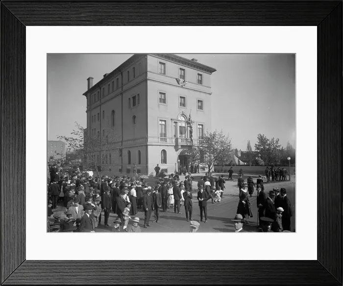 Framed Print : British Commission To U.S. - Arrival At Long Residence, 1917. Creator: Harris & Ewing. British Commission To U.S. - Arrival At Long Residence, 1917. Creator: Harris & Ewing Framed Print : British Commission To U.S. - Arrival At Long Residence, 1917. Creator: Harris & Ewing. British Commission To U.S. - Arrival At Long Residence, 1917. Creator: Harris & Ewing