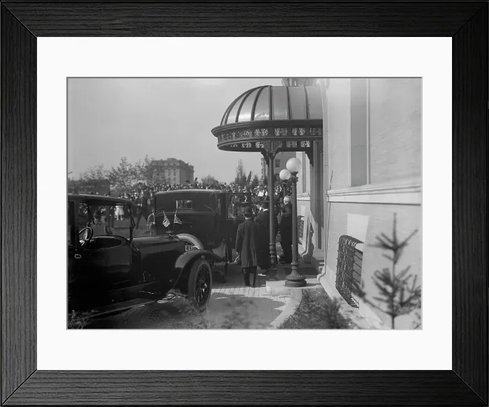 Framed Print : British Commission To U.S. - Arrival At Long Residence, 1917. Creator: Harris & Ewing. British Commission To U.S. - Arrival At Long Residence, 1917. Creator: Harris & Ewing Framed Print : British Commission To U.S. - Arrival At Long Residence, 1917. Creator: Harris & Ewing. British Commission To U.S. - Arrival At Long Residence, 1917. Creator: Harris & Ewing