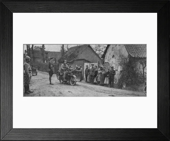 Framed Print : Sur le front occupe en France par de Nouvelles forces Britanniques; motorcyclistes... 1916. Creator: Unknown Framed Print : Sur le front occupe en France par de Nouvelles forces Britanniques; motorcyclistes... 1916. Creator: Unknown