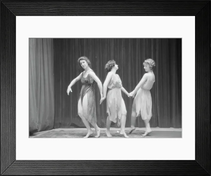 Framed Print : Elsie Dufour dancers, between 1918 and 1920? Creator: Arnold Genthe Framed Print : Elsie Dufour dancers, between 1918 and 1920? Creator: Arnold Genthe