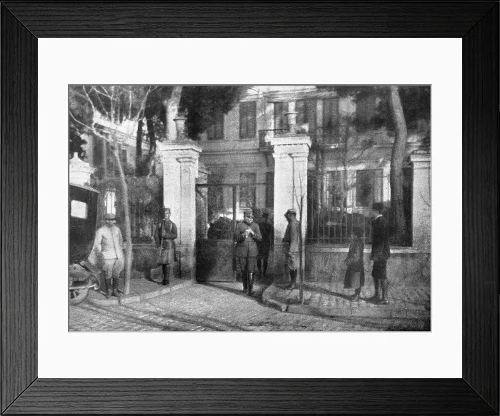 Framed Print : Lincident des consuls ennemis de Salonique; Le general Sarrail, commandant en chef... 1916. Creator: Unknown Framed Print : Lincident des consuls ennemis de Salonique; Le general Sarrail, commandant en chef... 1916. Creator: Unknown