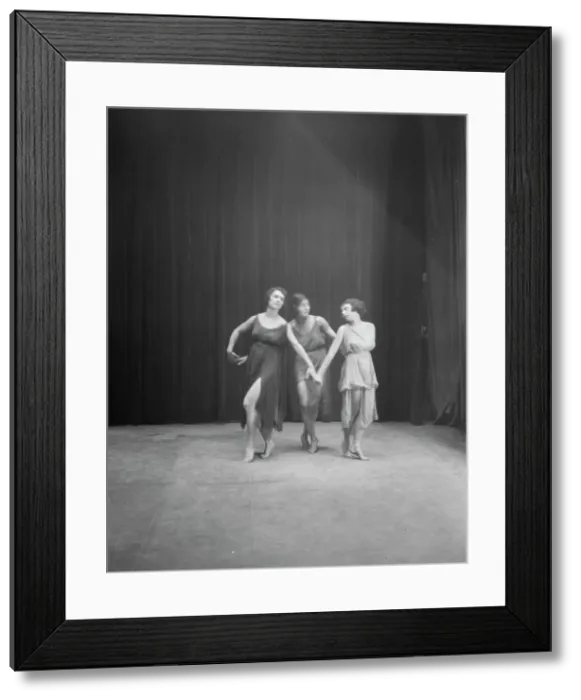 Framed Print : Elsie Dufour dancers, between 1918 and 1920. Creator: Arnold Genthe Framed Print : Elsie Dufour dancers, between 1918 and 1920. Creator: Arnold Genthe