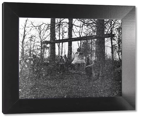 Les Gaz Allemands; une autre cloche, trouvee dans les decombres d'une eglise de village... 1916. Creator: Unknown