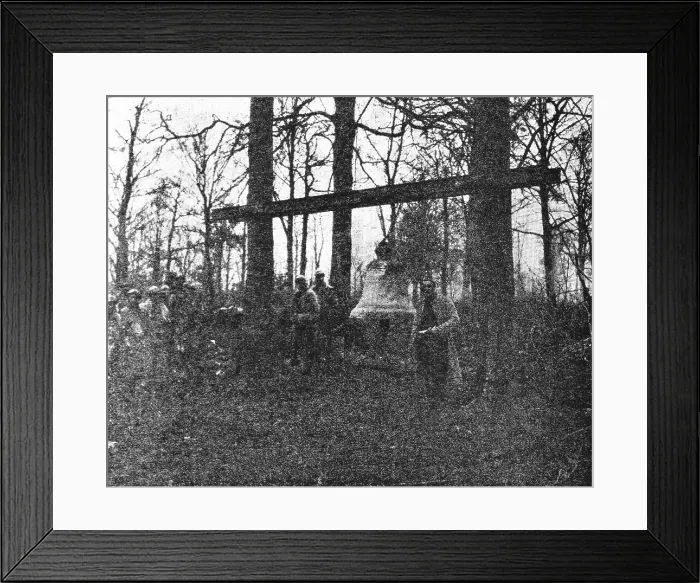 Framed Print : Les Gaz Allemands; une autre cloche, trouvee dans les decombres d'une eglise de village... 1916. Creator: Unknown Framed Print : Les Gaz Allemands; une autre cloche, trouvee dans les decombres d'une eglise de village... 1916. Creator: Unknown