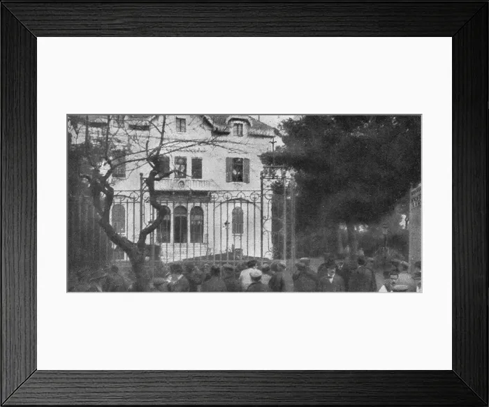 Framed Print : L'Arrestation des consule des puissances ennemies a Salonique; La foule devant le... 1916. Creator: Unknown Framed Print : L'Arrestation des consule des puissances ennemies a Salonique; La foule devant le... 1916. Creator: Unknown