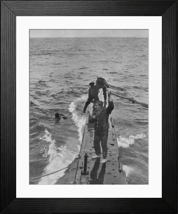 Framed Print : Le sauvetage de marins allemands par l'equipage d'un sous-marin Britannique. 1916. Creator: Unknown Framed Print : Le sauvetage de marins allemands par l'equipage d'un sous-marin Britannique. 1916. Creator: Unknown