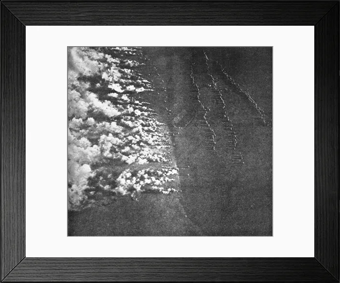 Framed Print : Les Gaz Allemands; Photographie publiee par les journaux illustres anglais avec une breve... 1916. Creator: Unknown Framed Print : Les Gaz Allemands; Photographie publiee par les journaux illustres anglais avec une breve... 1916. Creator: Unknown