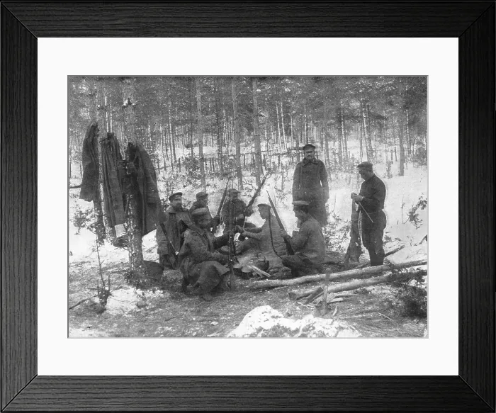 Framed Print : La Diversion Russe de Bukovine, Petrograd, janvier 1916; Soldats russes nettoyant leurs armes en p Creator: Pierre Ctsoup Framed Print : La Diversion Russe de Bukovine, Petrograd, janvier 1916; Soldats russes nettoyant leurs armes en p Creator: Pierre Ctsoup