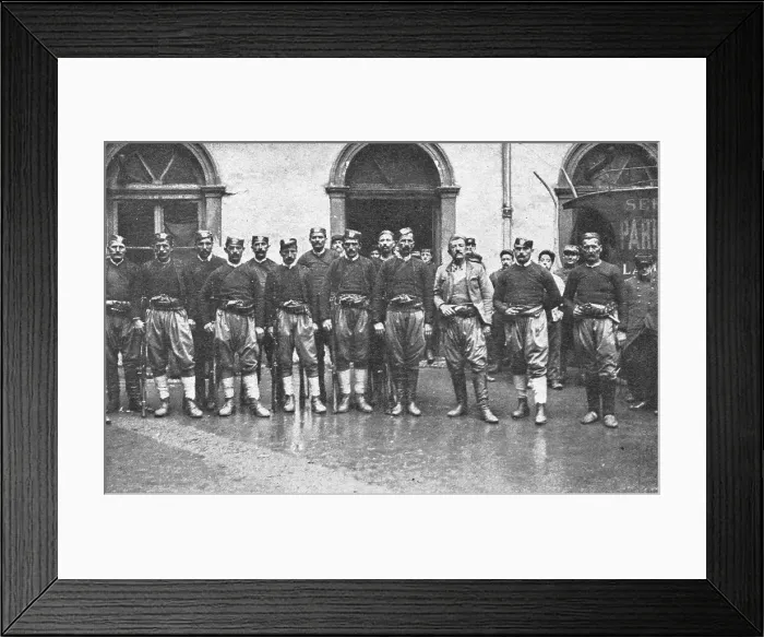 Framed Print : Le front de Macedoine; des troupes serbes, deja reconstituees, auxquelles sont... 1916. Creator: Unknown Framed Print : Le front de Macedoine; des troupes serbes, deja reconstituees, auxquelles sont... 1916. Creator: Unknown