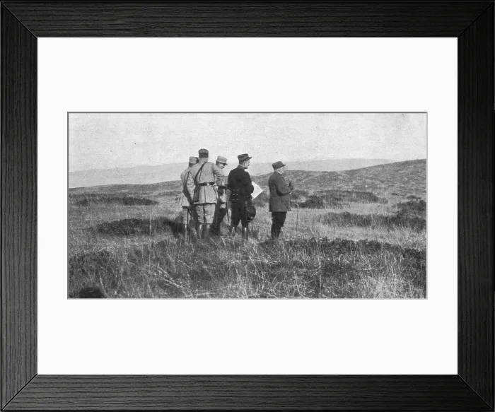 Framed Print : Le general de Castelnau a Salonique; La visite a pied du terrain. 1916. Creator: Unknown Framed Print : Le general de Castelnau a Salonique; La visite a pied du terrain. 1916. Creator: Unknown